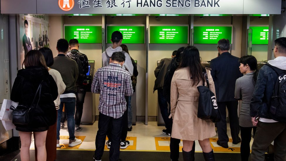 Hong Kong Protestocularının Yeni Taktiği: Çin ATM ve Bankaları Boşaltılıyor!